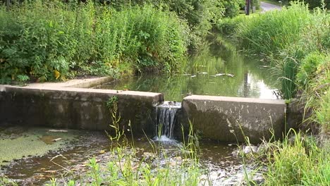 Fluss-Gwash-Fließt-Durch-Ein-Englisches-Dorf-Im-Vereinigten-Königreich