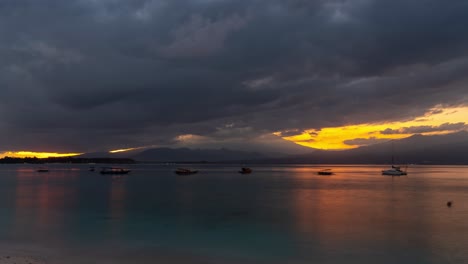 puesta de sol sobre el océano con barcos
