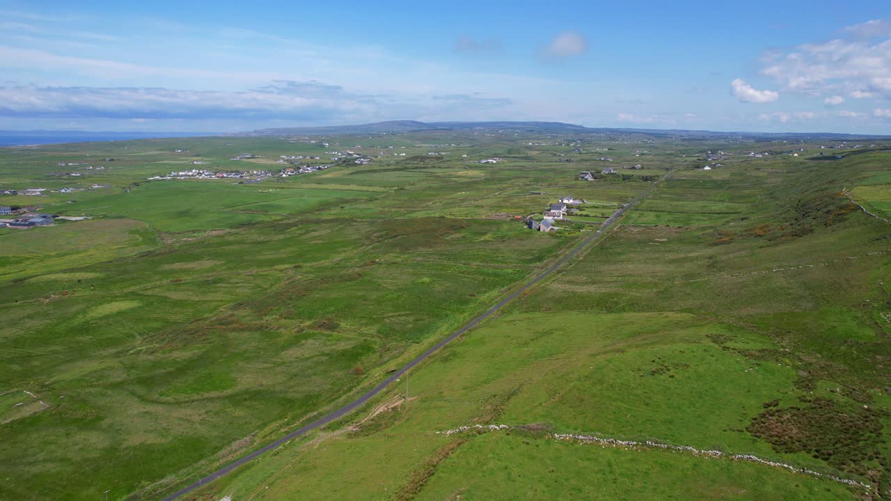 inclinado hacia atrás en el castillo de doonagore rodeado de prado en doolin, irlanda