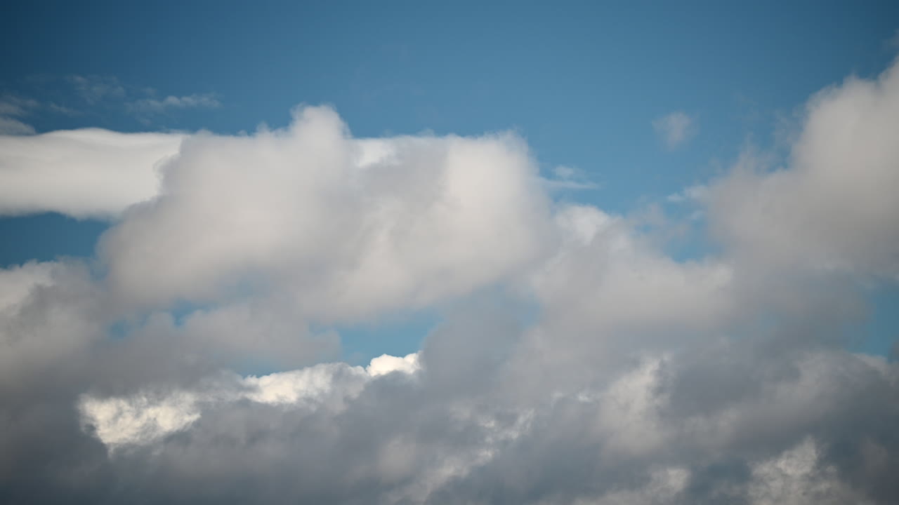 nubes de tormenta moviéndose después de la tormenta