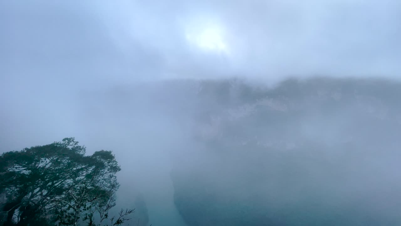 태양의 반사를 덮고 있는 구름과 함께 수미데로 협곡의 샷