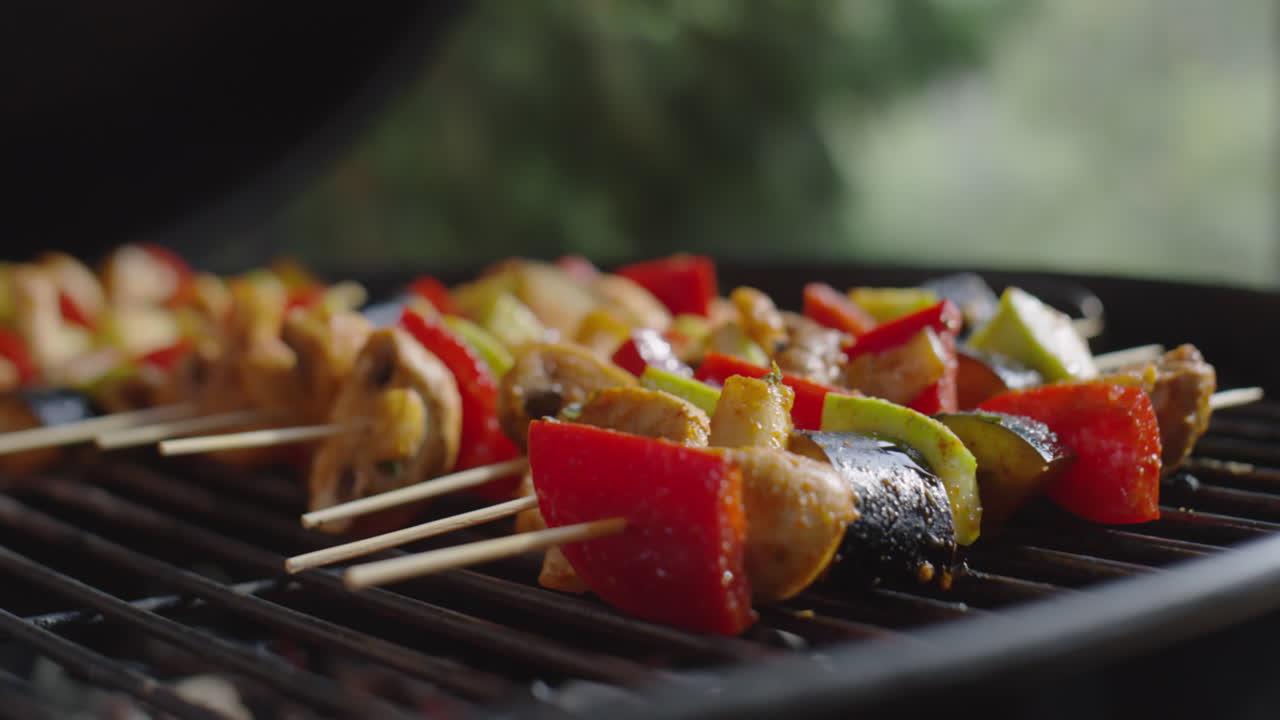 Grigliare spiedini di verdure per barbecue