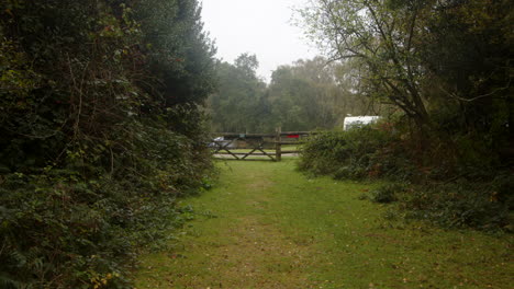 Toma-De-Una-Nueva-Pista-Forestal-Con-Un-Camping-Al-Fondo.