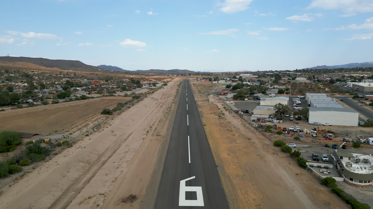 작은 일반 항공 공항의 활주로를 따라 이동하는 공중 드론