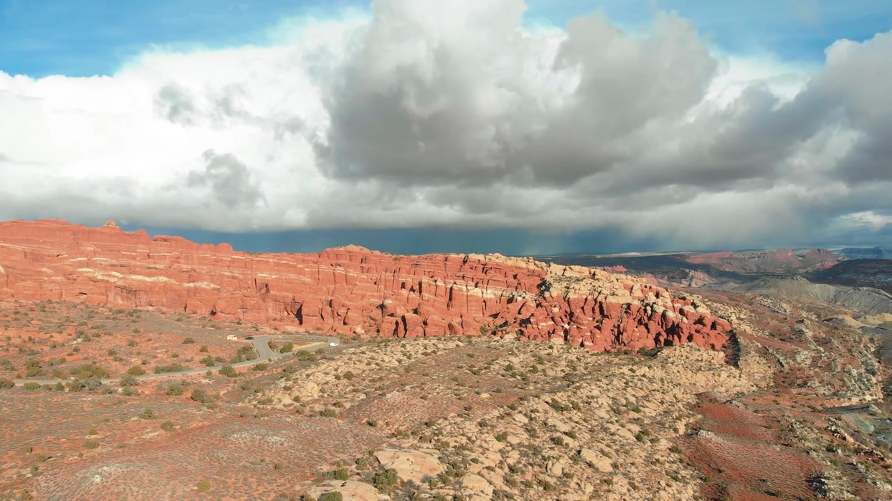 Ripresa aerea semi-orbitante delle montagne di roccia rossa nel Parco Nazionale di Bryce Canyon in una giornata di sole con nuvole dense sullo sfondo
