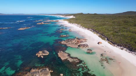 vista de drones en 4k de greens pool, una hermosa playa dentro del parque nacional de la bahía de william en dinamarca, australia occidental