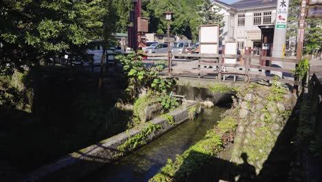 Canal-De-Agua-Que-Atraviesa-La-Ciudad-De-Gujo-Hachiman,-Prefectura-De-Gifu,-Japón