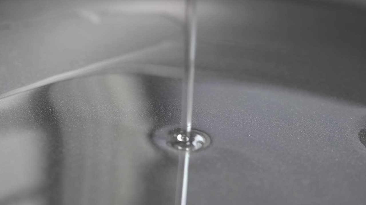 el aceite se vierte en una sartén