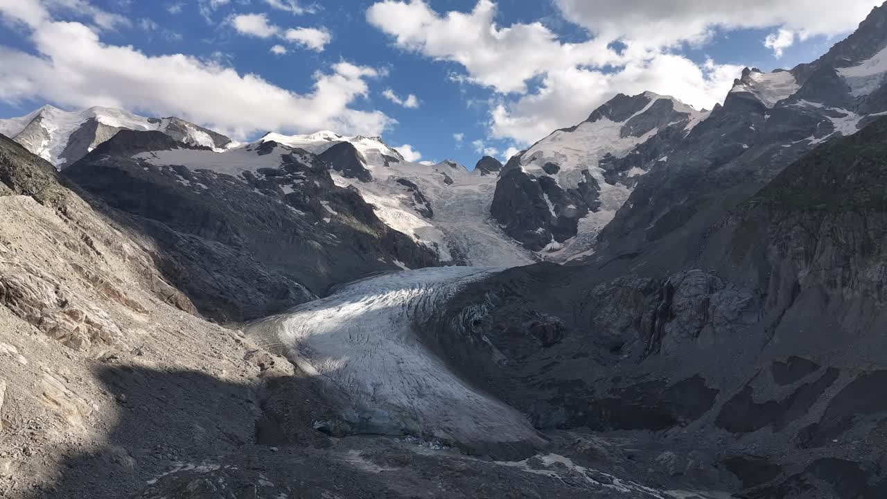 vista aérea panorámica del famoso e imponente glaciar morteratsch ubicado en los alpes suizos en un hermoso día soleado con pocas nubes