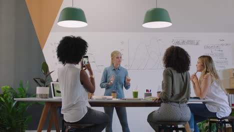 Diversas-Mujeres-De-Negocios-Reunidas-En-La-Sala-De-Juntas,-Gerente-Del-Equipo-De-Intercambio-De-Ideas-Que-Presenta-Ideas-Creativas-Para-Proyectos-Utilizando-Datos-De-Gráficos-Financieros-En-La-Presentación-Del-Lugar-De-Trabajo-De-Oficina.