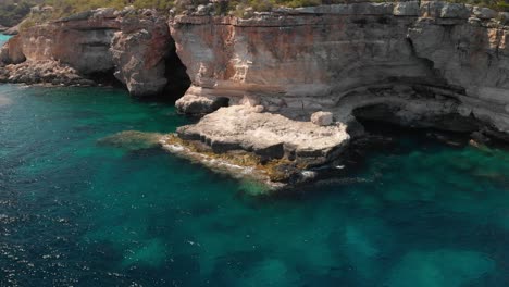 España-Mallorca-Cala-Llombards-Y-Cala-Santanyi-A-4k-24fps-Con-Filtros-Nd-Volando-Con-Un-Dji-Mavic-Air-Con-Hermosas-Vistas-De-Las-Playas,-Rocas,-Barcos-Y-Agua-Azul