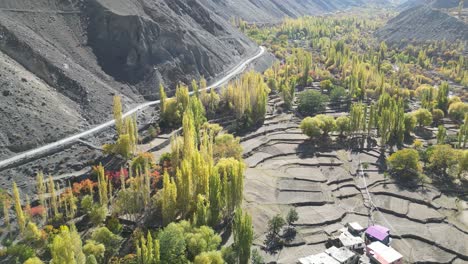 Rückwärts-Drohnenaufnahme-Der-Wunderschönen-Stadt-Skardu-An-Einem-Sonnigen-Tag-In-Pakistan