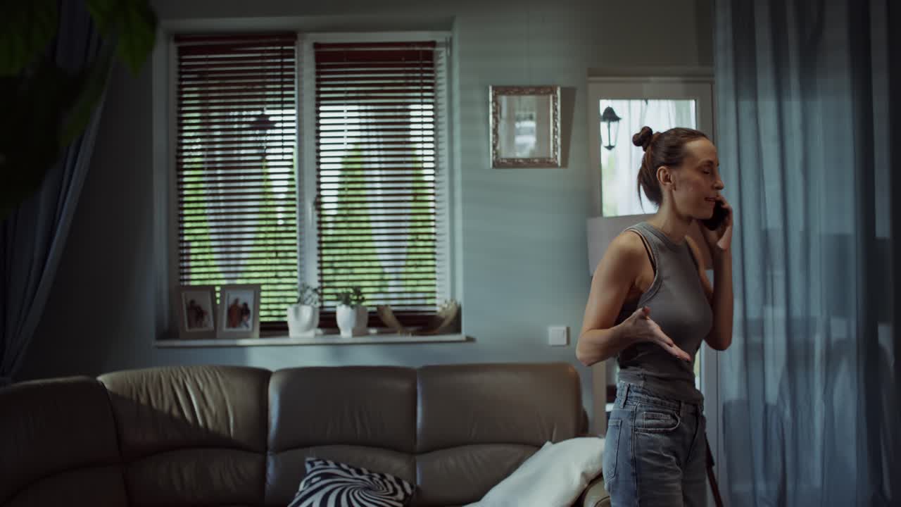 거실 에서 전화 로 이야기 하는 여자