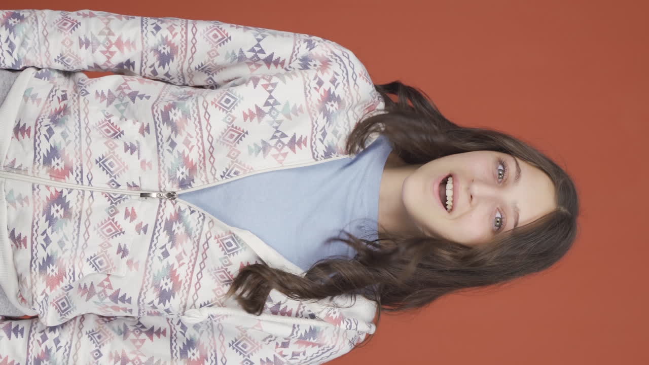 el video vertical de la joven dice "wow" a la cámara.