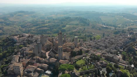 Ciudad-De-San-Gimignano-En-Toscana-Italia-Panorama-De-Las-Estructuras-De-La-Torre,-Incluida-La-Torre-Grossa,-Disparo-De-Revelación-De-órbita-Aérea-De-Drones