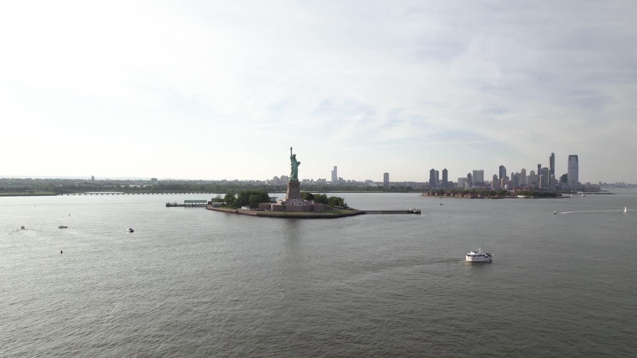 미국 뉴욕 자유의 섬 앞 보트와 페리의 조감도