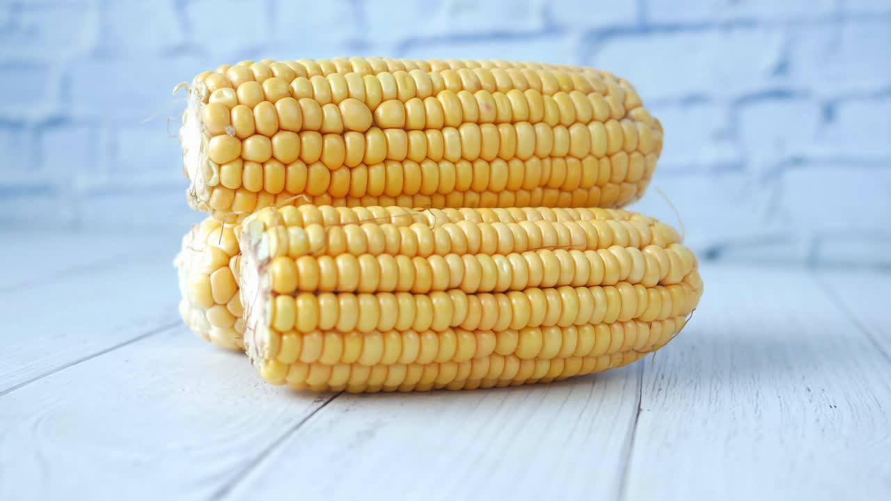 tres gallos de maíz amarillos