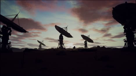 antenas parabólicas en el campo contra el cielo nublado durante la puesta del sol