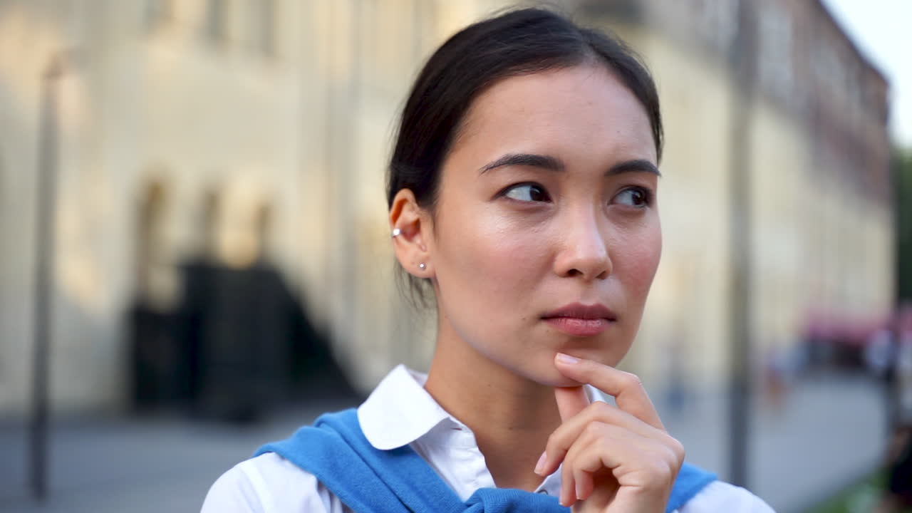 사려 깊은 여자 생각 집중, 그녀의 턱을 문지르고 생각에 잠겨있는 표정으로 옆으로