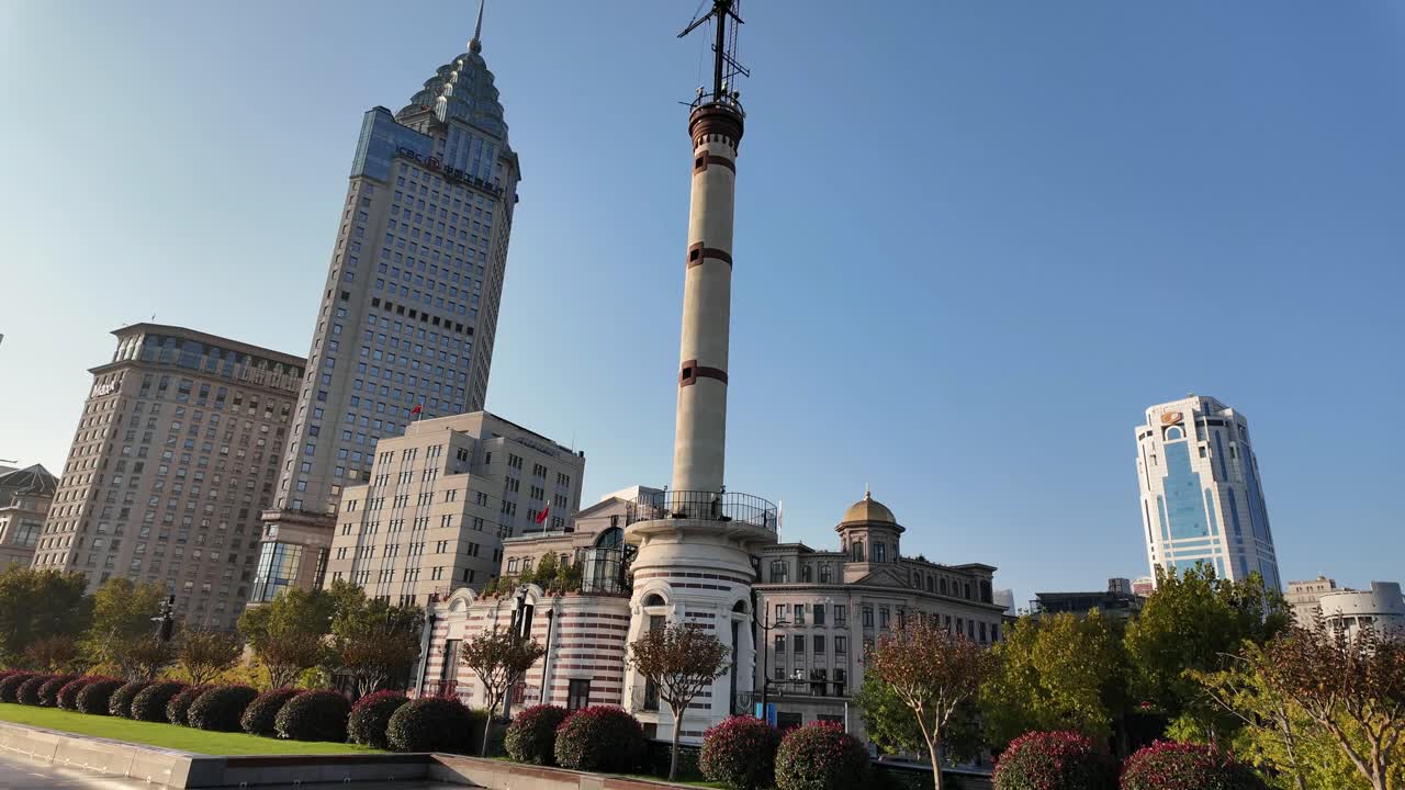 중국 상하이의 에 있는 역사적인 장소, 배경에는 현대적인 스카이 스크래퍼가 있습니다.