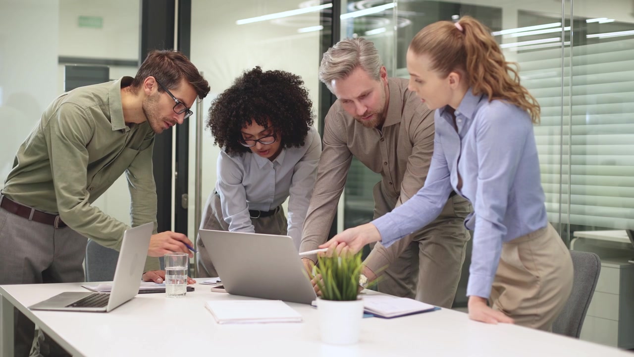 Equipe de negócios diversificada colaborando em <1>projeto</1> em escritório moderno