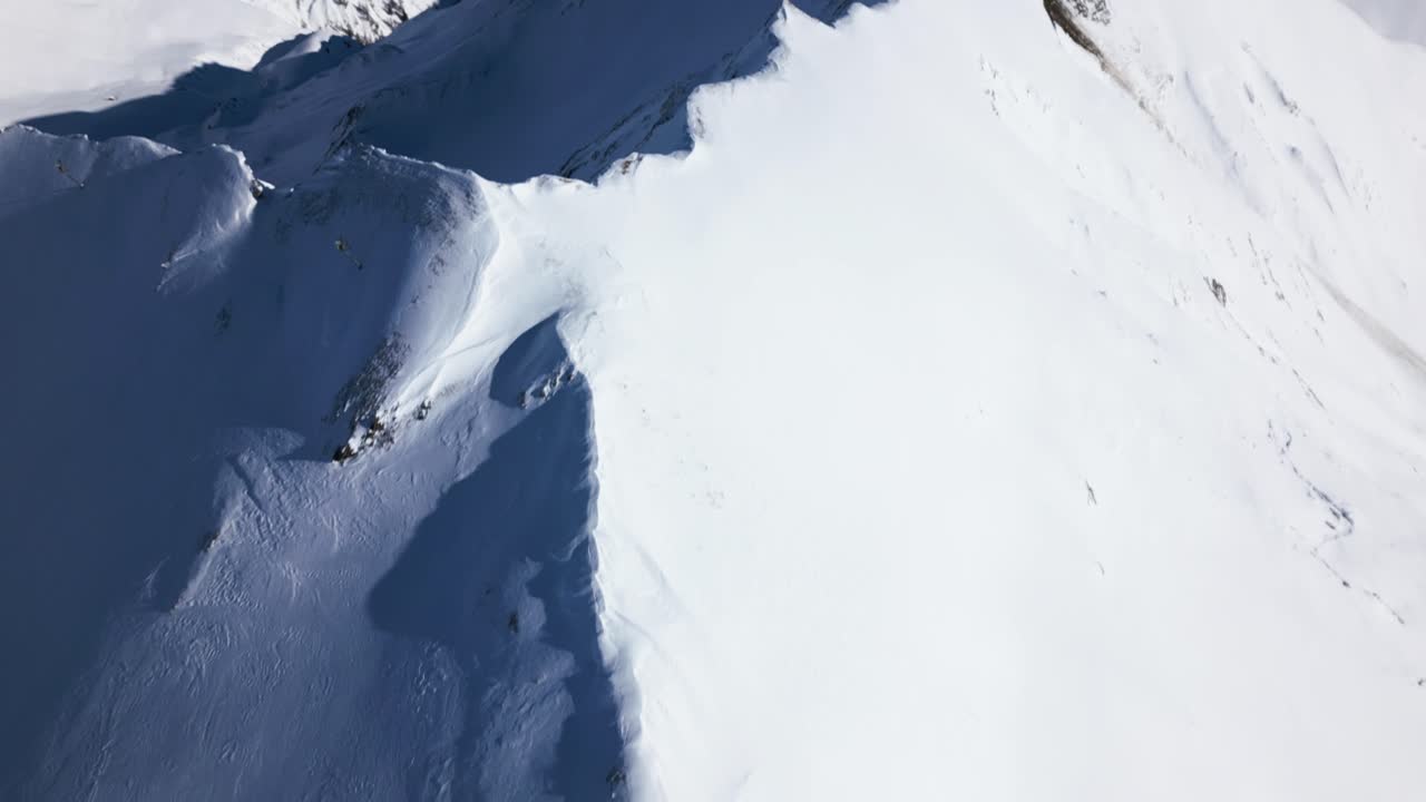 maravillosa vista de las montañas cubiertas de nieve en los alpes