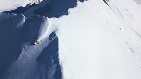 Maravillosas-Vistas-Sobre-Las-Montañas-Cubiertas-De-Nieve-En-Los-Alpes