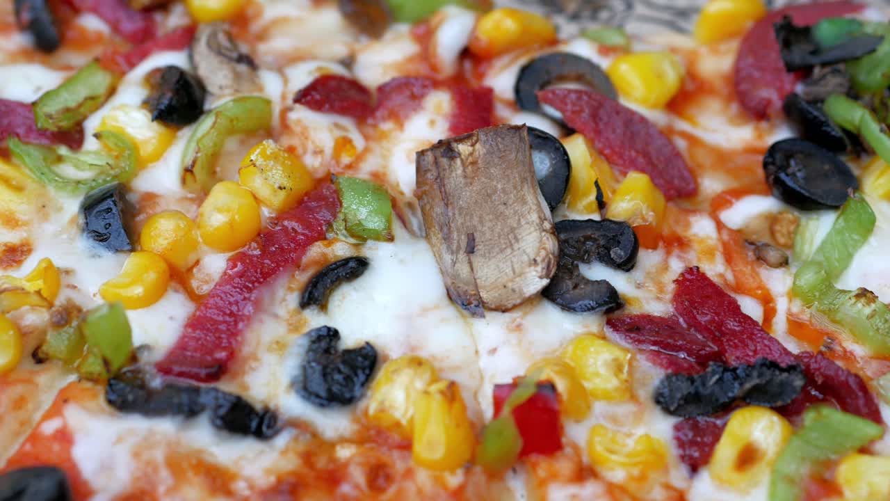 다양한 토핑을 가진 맛있는 피자 조각의 클로즈업