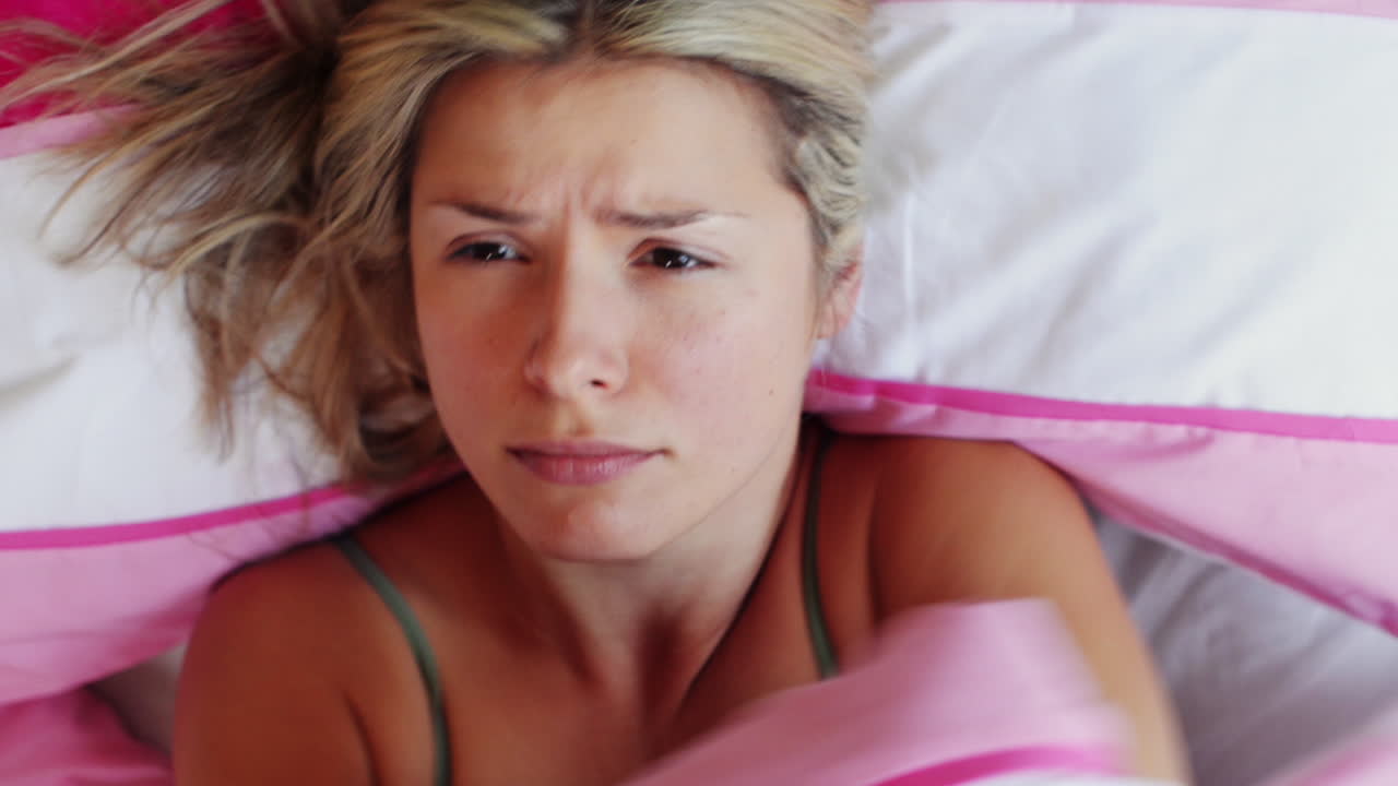 피곤 한 젊은 여자 가 우울 한 상태 로 깨어난다