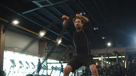 Hombre-Fuerte-En-Forma-Usando-Cuerdas-De-Batalla-En-El-Gimnasio.-Hombre-Deportivo-Haciendo-Repeticiones-En-El-Club