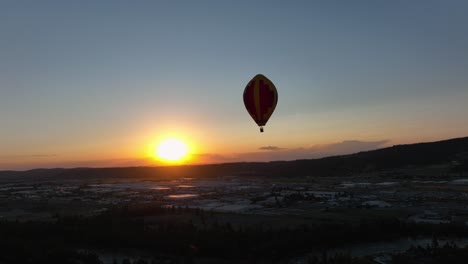 Aerial-view-of-a-hot-air-ballon-at-sunset-over-the-Spokane-Valley-in-Eastern-Washington