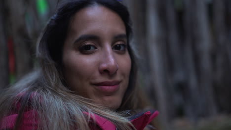 bonita morena sonriendo a la cámara al aire libre en la naturaleza