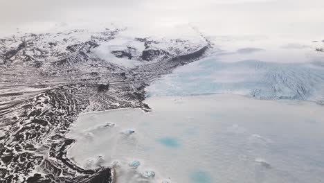 Panorámica-Aérea,-Vista-Del-Paraíso-Invernal-Islandés-De-Hielo-Y-Nieve.