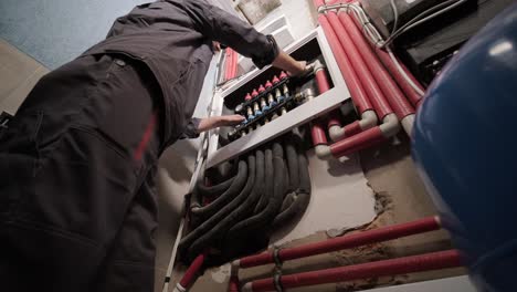 técnico de hvac instala sistemas de calefacción, ventilación y aire acondicionado