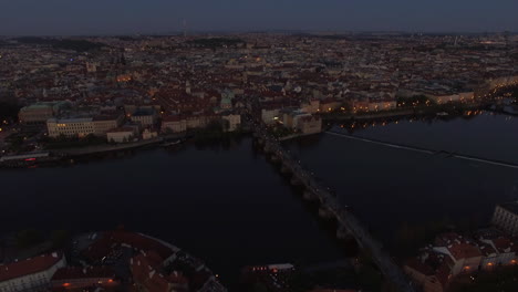 Vista-Aérea-De-Praga-Y-El-Puente-De-Carlos-Al-Atardecer