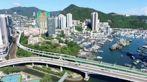 Puerto-De-Aberdeen-Y-Horizonte-En-El-Suroeste-De-La-Isla-De-Hong-Kong-En-Un-Hermoso-Día,-Vista-Aérea