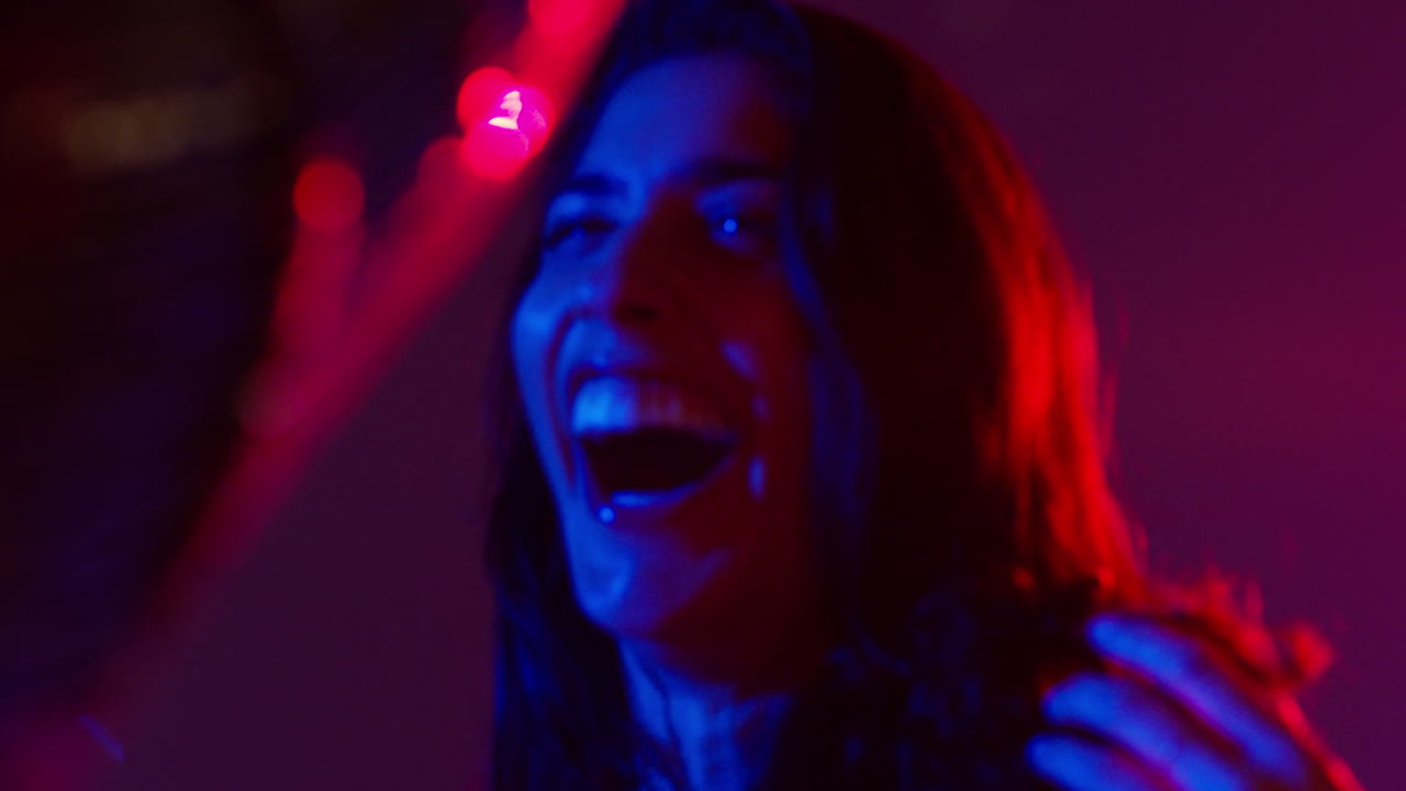 cerca de dos mujeres en un bar de club nocturno o discoteca bailando con luces brillantes 2