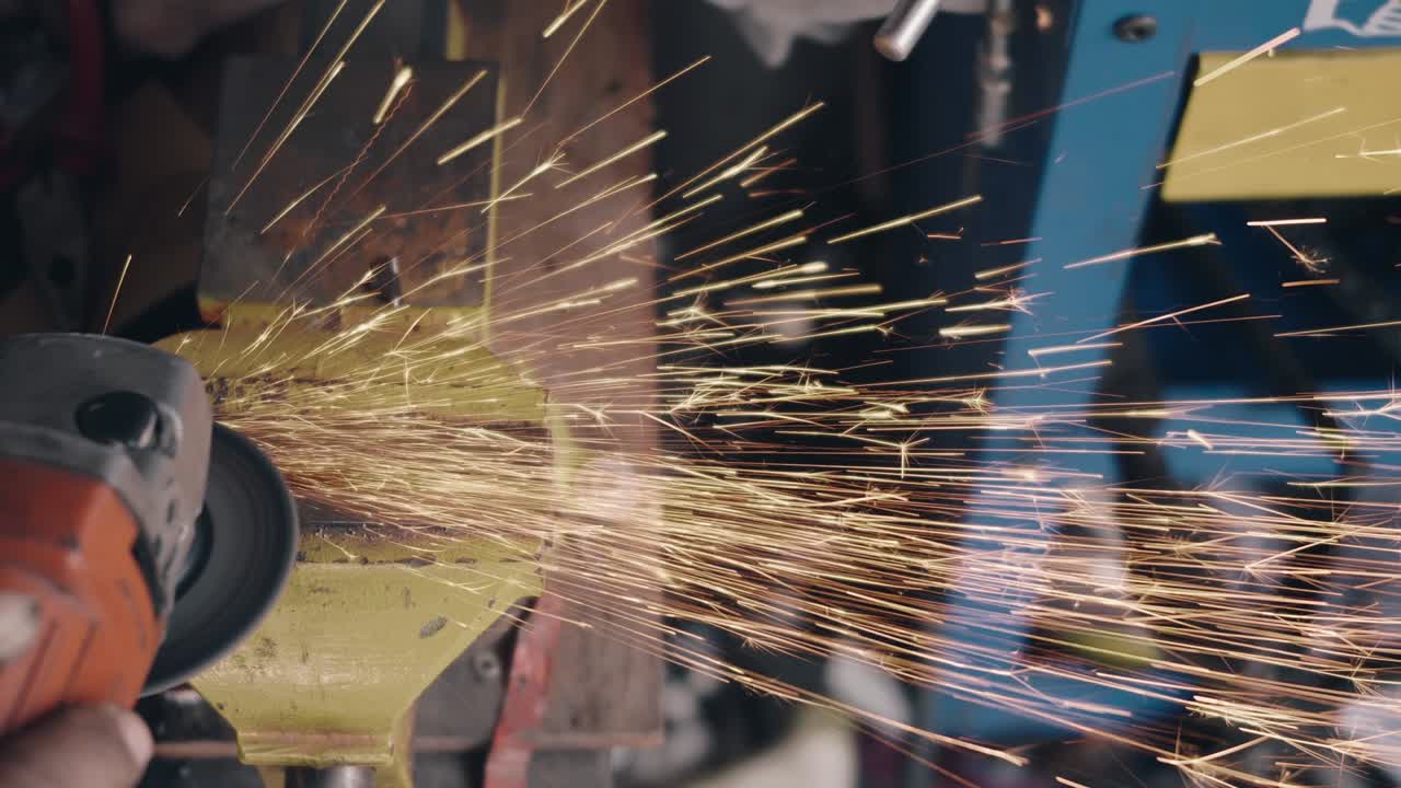 전기  도구를 사용하여 강철 구조를 가공하고 절단하는 노동자