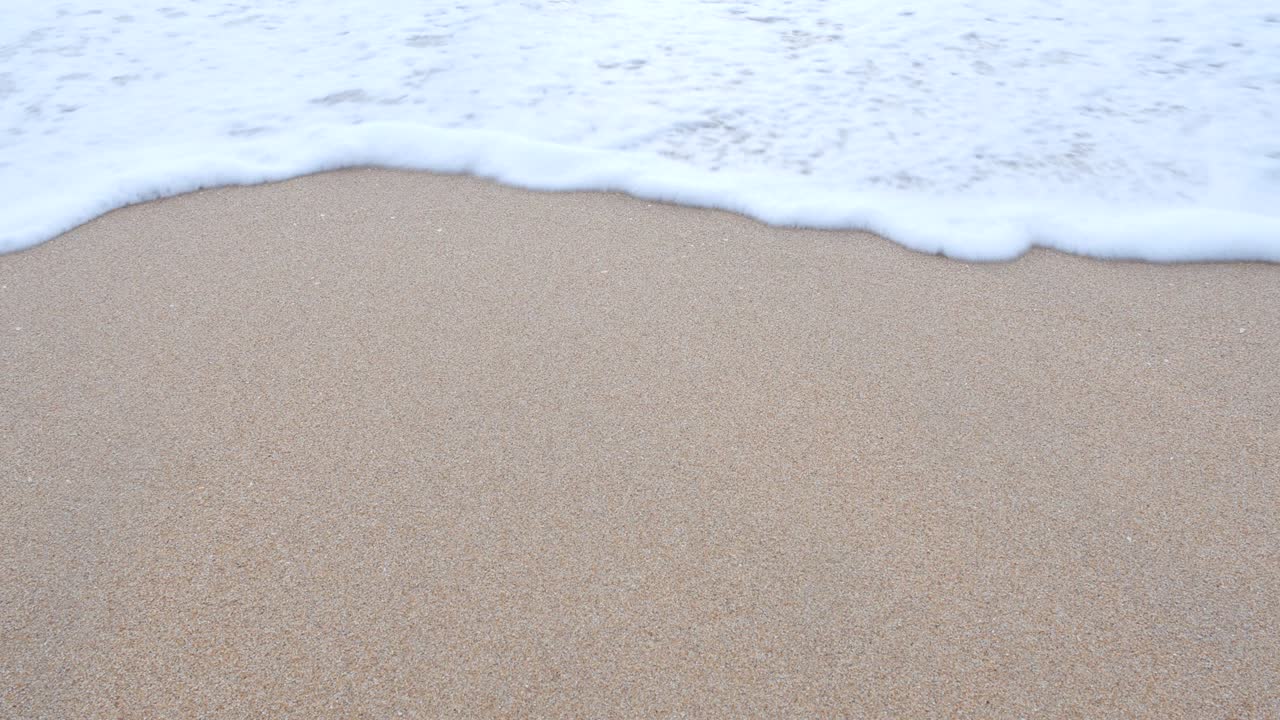 깨한 해변과 바다 파도의 아름다운 자연