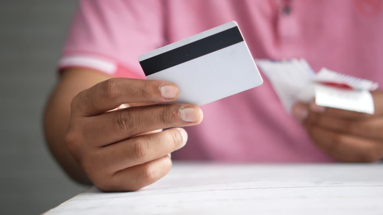 persona titular de una tarjeta de crédito