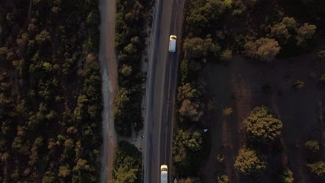 Volando-Sobre-Automóviles-Circulando-Por-La-Carretera-En-El-País-Grecia.