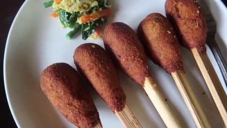 sate lilit vegano comida tradicional balinesa indonesia plato de brochetas satay