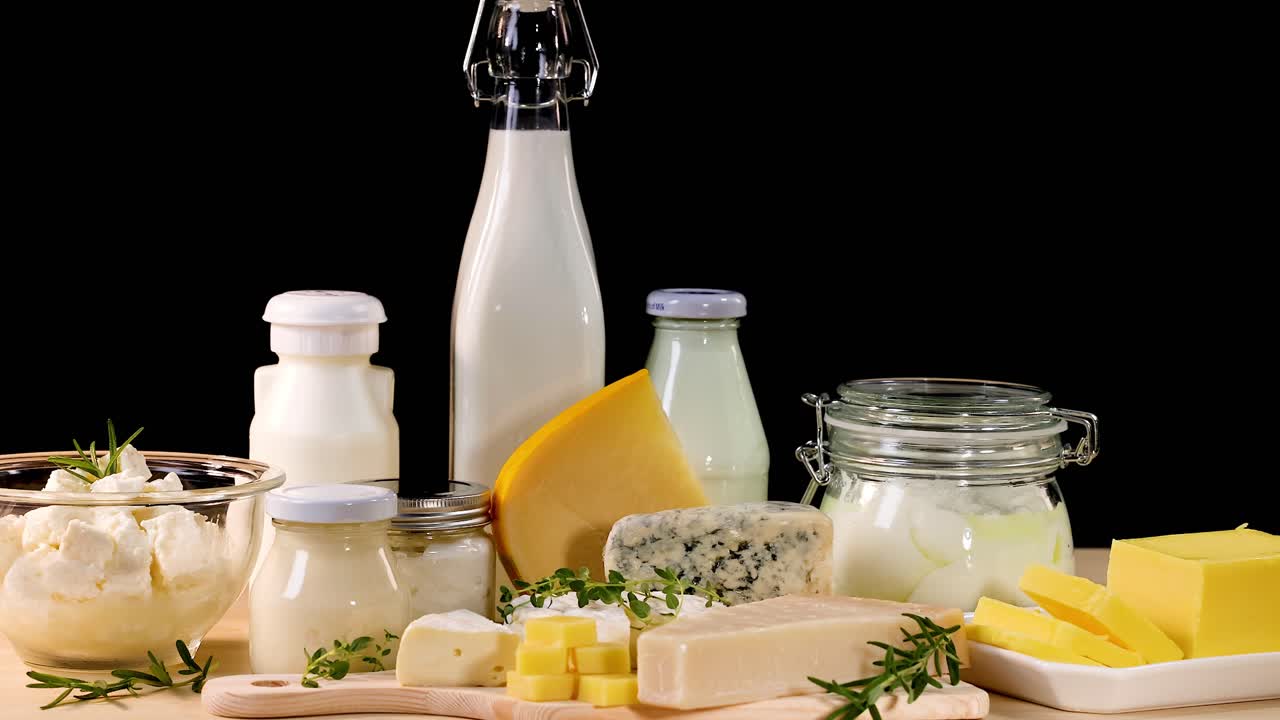 검은색 바탕에 있는 다양한 유제품