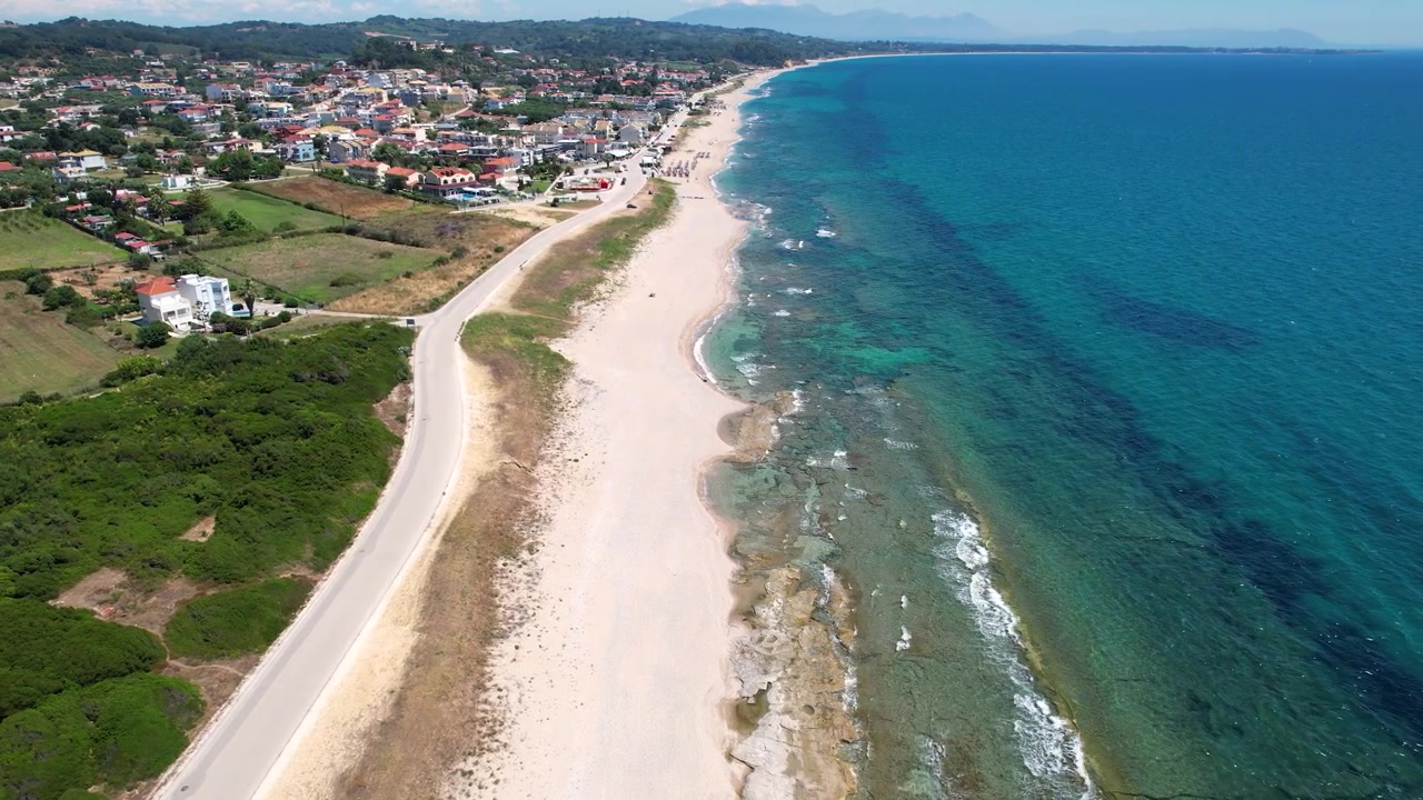 Ampia veduta aerea della spiaggia di Kanali a Preveza, Grecia. Inquadratura di un punto di interesse sulla costa del Mar Ionio