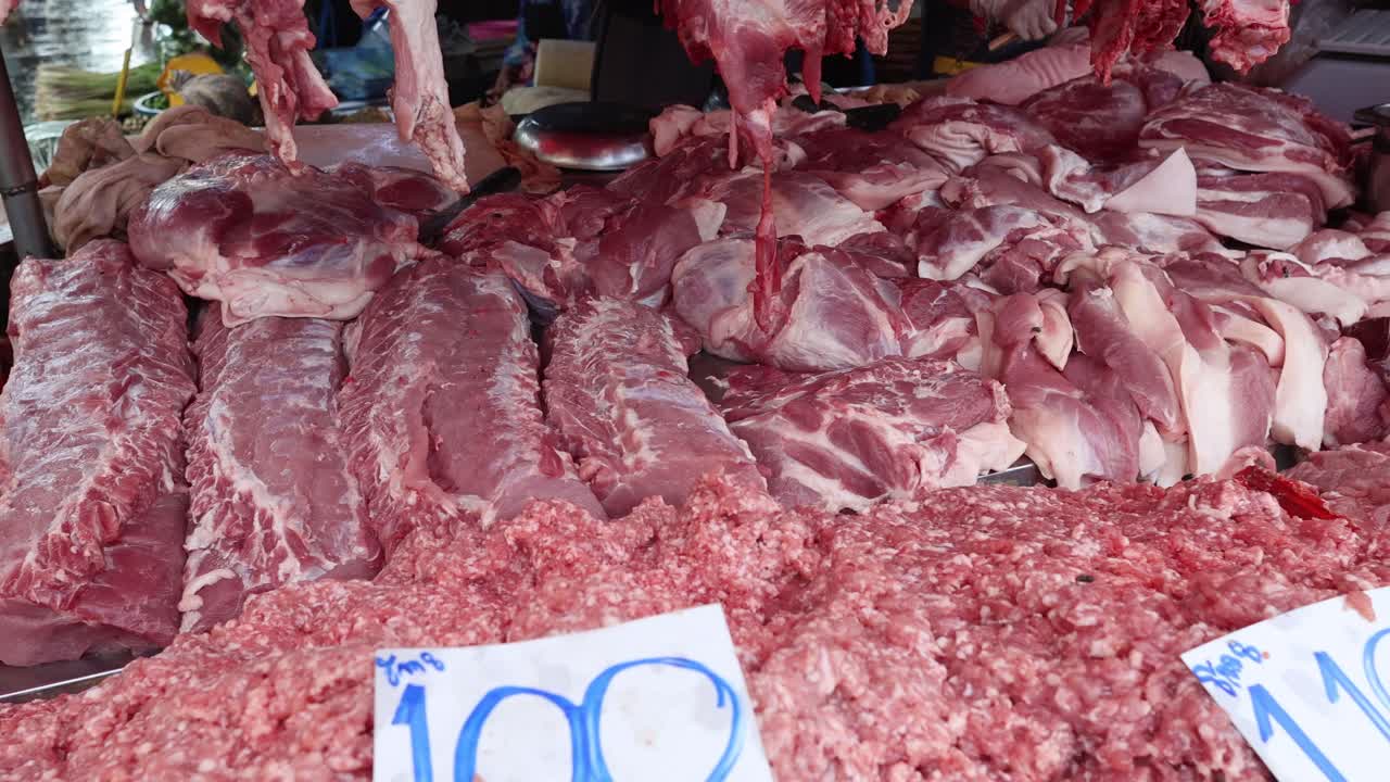 varios cortes de carne exhibidos en un carnicero