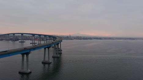 미국 일출 시 캘리포니아 스카이라인 전망과 함께 샌디에이고 만을 가로지르는 코로나도 곡선 다리