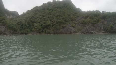 Una-Isla-En-La-Bahía-De-Halong-En-Vietnam,-Capturada-Con-Una-Gopro-Desde-Un-Kayak