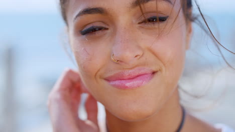 mujer, cara y sonrisa feliz