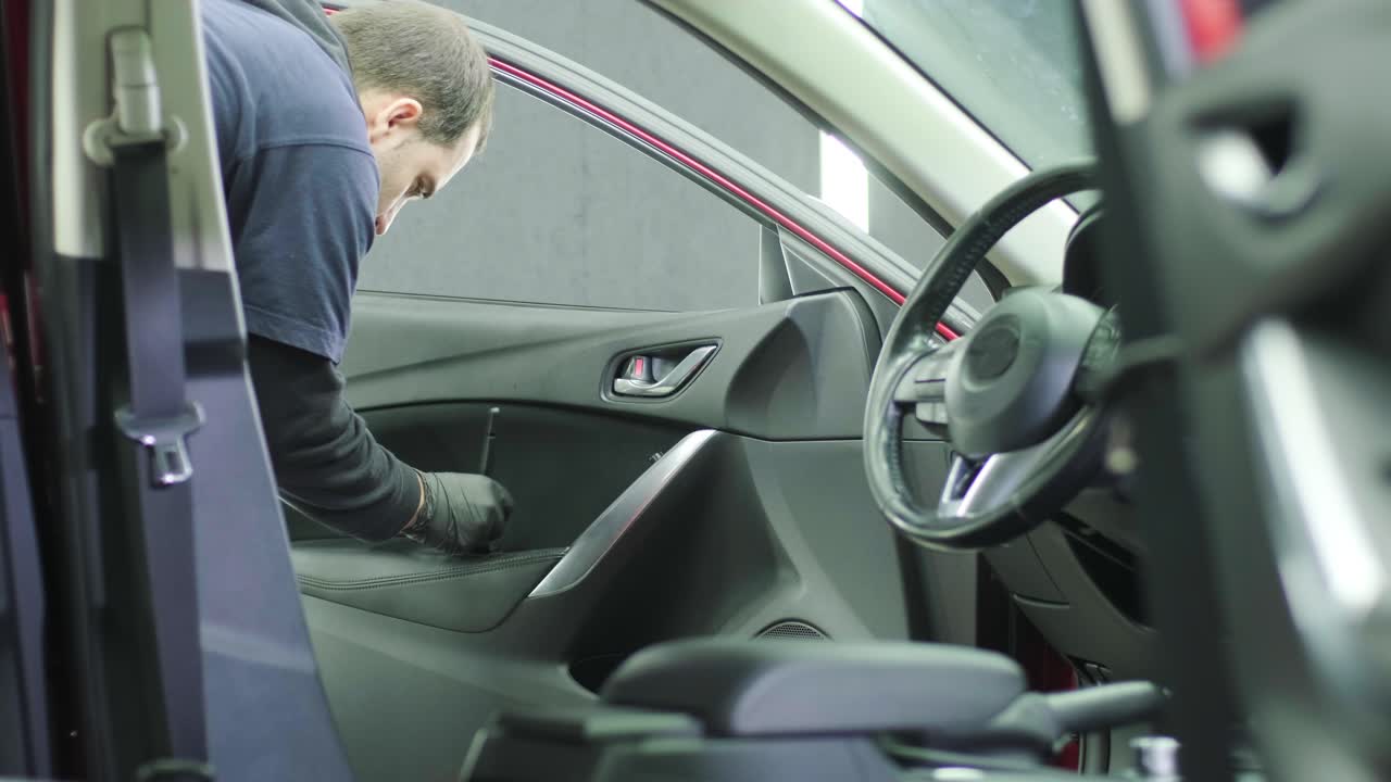 전문적인 자동차 청소: 샤워, 인테리어 디테일링, 차 내부 건조 청소 및 디테일, 차체 및 좌석의 깊은 청소, 자동차 세탁에서 거품을 는, 먼지에서 자동차 패널을 청소, 진공청소기