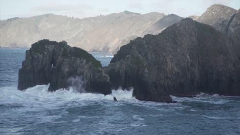 costa rocosa con olas que se estrellan